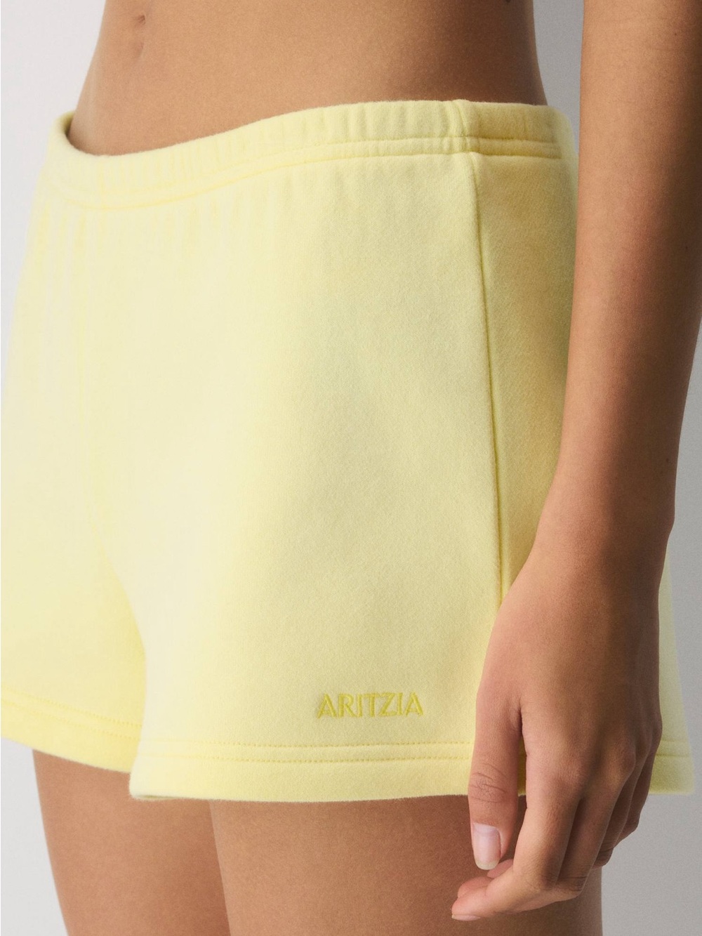 Aritzia Cozy Sweatfleece Boyfriend Lo-Rise Mini Short Lemonade - Picture 3 of 4